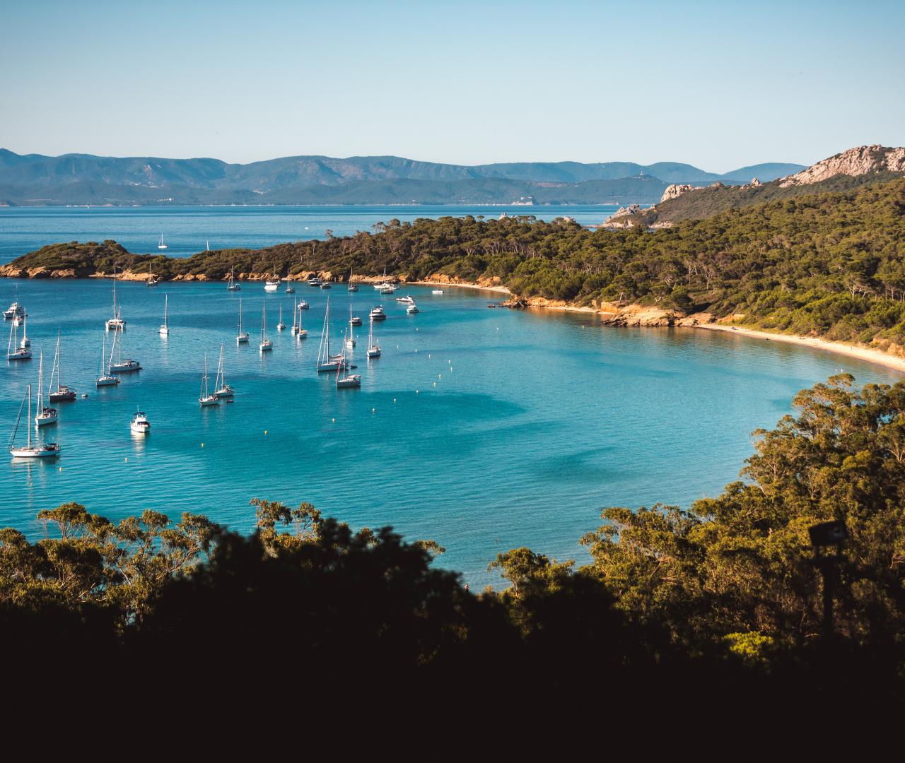 Partez à la découverte de Porquerolles au départ du port d'Hyères