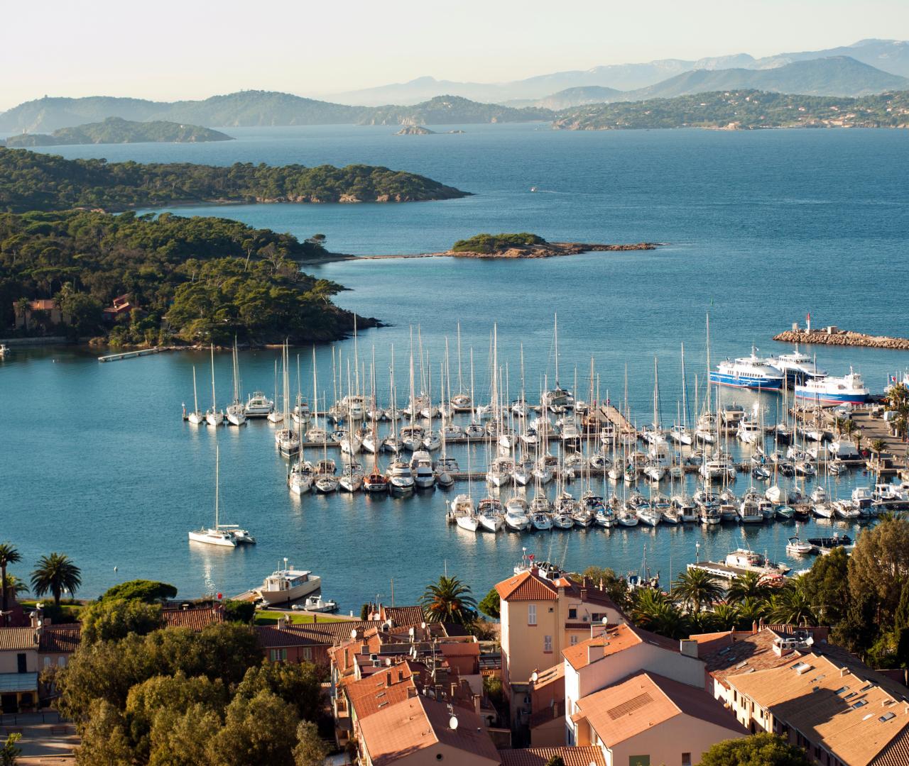 Partez à la découverte de Porquerolles au départ du port d'Hyères