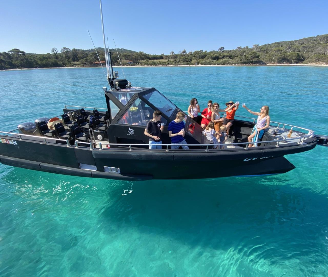 Privatisez un de nos bateaux pour une sortie en mer autour de la Presqu'île de Giens, l'île de Porquerolles...